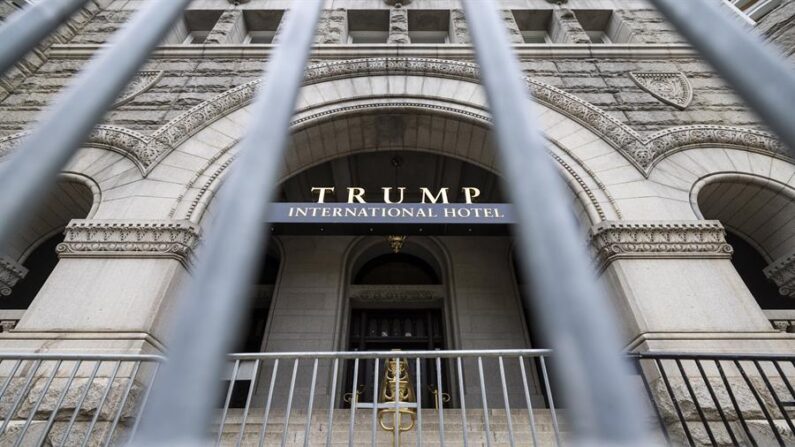 Un grupo inversor de Miami completó este miércoles la compra del lujoso y emblemático Trump International Hotel de Washington, propiedad del expresidente estadounidense Donald Trump (2017-2021), que reabrirá próximamente como un Waldorf Astoria. /EFE/EPA/Jim Lo Scalzo/Archivo