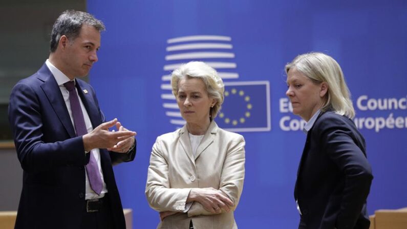 El primer ministro belga, Alexander De Croo (i), la presidenta de la Comisión Europea, Ursula von der Leyen (c), y la primera ministra sueca, Magdanela Andersson (d), asisten a una reunión durante el segundo día de la Cumbre de Líderes de la UE en Bruselas, Bélgica, el 31 de mayo de 2022. (EFE/EPA/Olivier Hoslet)