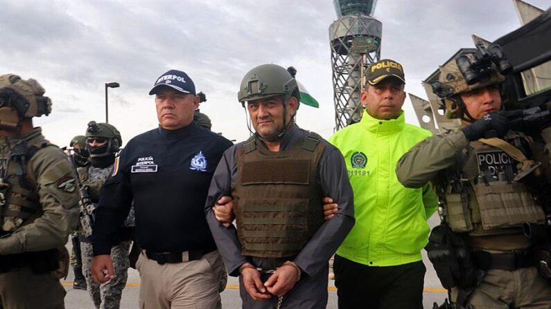 Fotografía cedida por la Policía Nacional de Colombia que muestra al capturado jefe del Clan del Golfo, Dairo Antonio Úsuga David, alias Otoniel (c), durante su extradición a EE.UU. el 4 de mayo de 2022 en Bogotá (Colombia). EFE/ Policia Nacional de Colombia