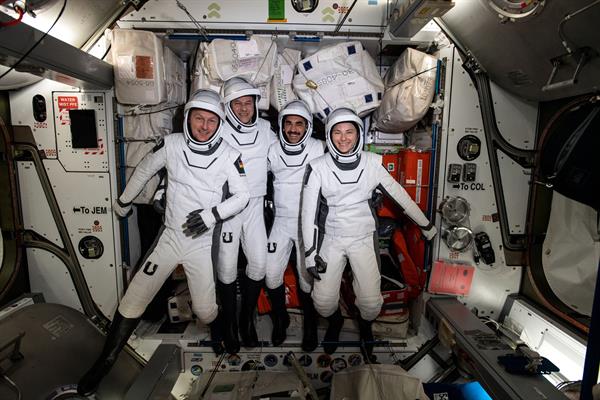 Los cuatro astronautas de la tripulación que representa a la misión SpaceX Crew-3, (i-d) el astronauta de la Agencia Espacial Europea (ESA), Matthias Maurer, y los astronautas de la NASA, Tom Marshburn, Raja Chari y Kayla Barron, el pasado 21 de abril durante una verificación de ajuste a bordo del módulo Harmony de la Estación Espacial Internacional. EFE/NASA
