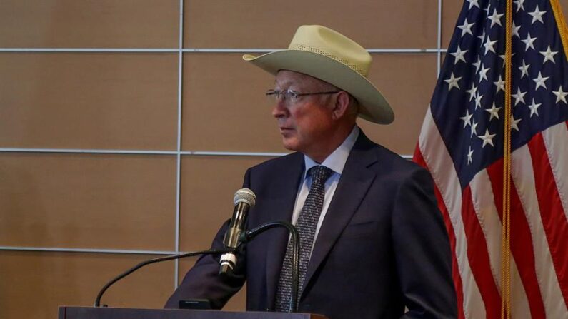 El embajador de Estados Unidos en México, Ken Salazar participa el 13 de mayo de 2022, en una rueda de prensa en la ciudad de Tijuana, estado de Baja California (México). EFE/Joebeth Terriquez
