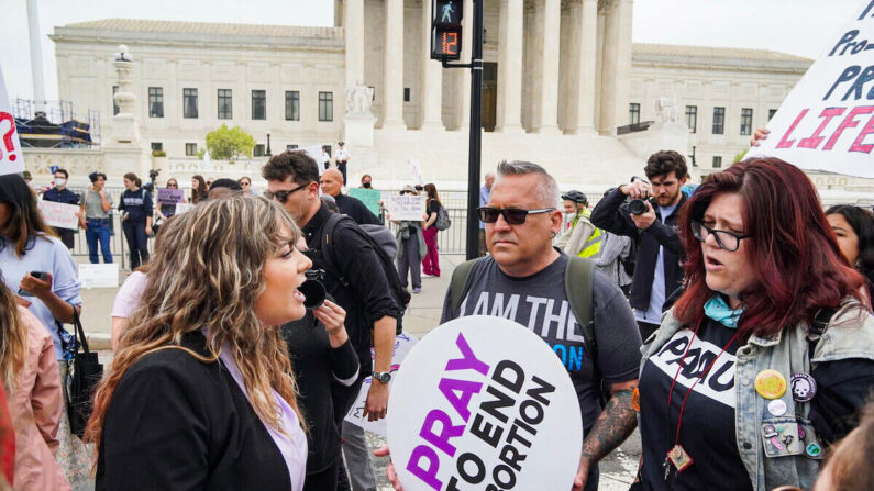 Un manifestante proaborto grita al manifestante provida Bryan Kemper (centro) ante la Corte Suprema de Estados Unidos en Washington, D.C., el 4 de mayo de 2022. (Jackson Elliott/The Epoch Times)
