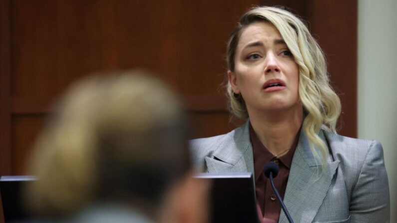 La actriz Amber Heard testifica durante el juicio por difamación de Depp contra Heard en el Tribunal de Circuito del Condado de Fairfax en Fairfax, Virginia, el 26 de mayo de 2022. (Michael Reynolds/Pool/AFP vía Getty Images)
