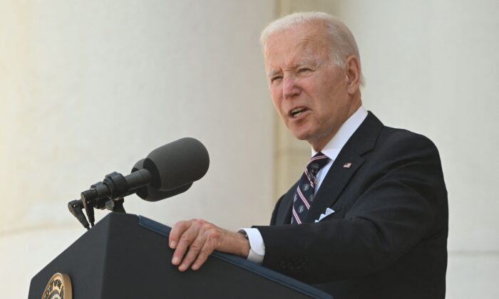 El presidente de EE.UU. Joe Biden habla refiriéndose al Día de la Recordación en el Cementerio Nacional de Arlington, en Arlington, Virginia, el 30 de mayo de 2022. (Saul Loeb/AFP vía Getty Images)
