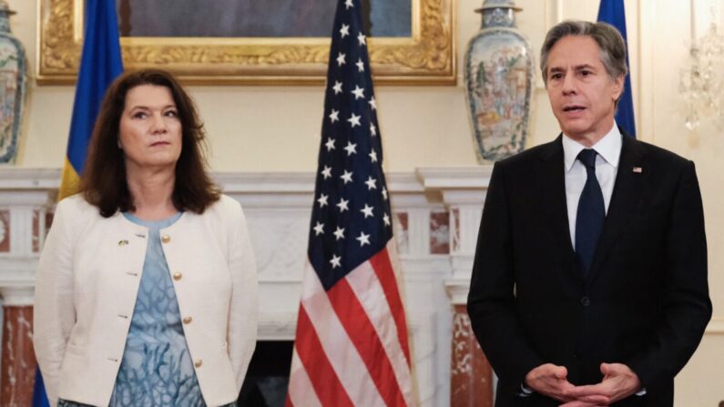 El secretario de Estado de Estados Unidos, Antony Blinken, se reúne con la ministra de Asuntos Exteriores de Suecia, Ann Linde, en el Departamento de Estado en Washington, DC, el 4 de mayo de 2022. (Michael McCoy/ POOL/AFP vía Getty Images)
