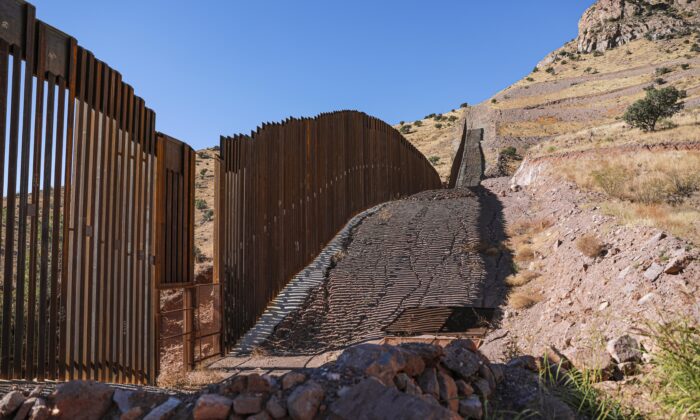 El muro fronterizo en el condado de Cochise, Arizona, el 6 de diciembre de 2021. (Charlotte Cuthbertson/The Epoch Times)