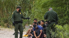 Agentes fronterizos encontraron 260,450 inmigrantes ilegales en abril, una cifra récord