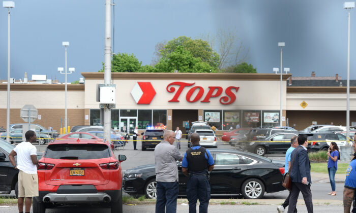 La policía en el lugar de los hechos en un Tops Friendly Market después de un tiroteo masivo en la tienda en Buffalo, NY, el 14 de mayo de 2022. (John Normile/Getty Images)