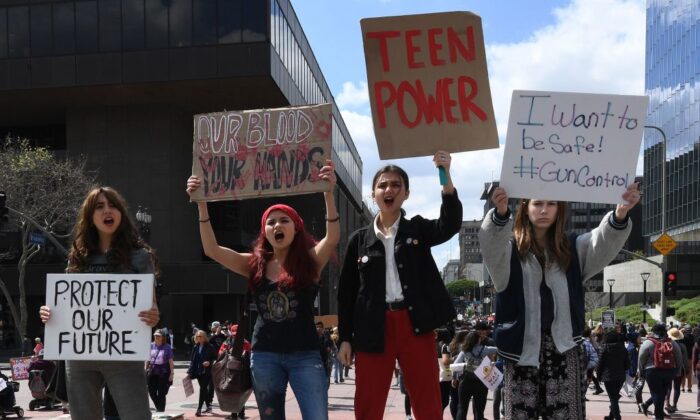 Adolescentes protestan contra las leyes de armas durante el mitin March for Our Lives organizado por estudiantes en Los Ángeles, California, el 24 de marzo de 2018. (Mark Ralston/AFP a través de Getty Images)