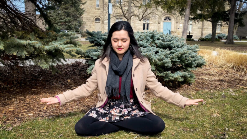 Carolina Avendano meditando en Milton, Ontario, Canadá, en abril de 2022. (Cortesía de Carolina Avendano)
