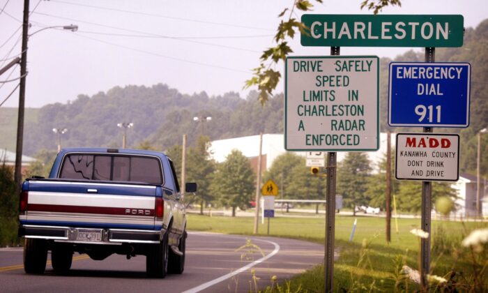 Una señal marca los límites de la ciudad en una foto de archivo tomada en Campbells Creek, Virginia Occidental. (Scott Olson/Getty Images)