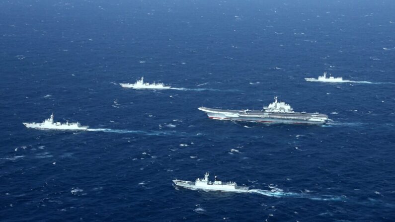 Una formación de la marina china, incluido el portaaviones Liaoning (centro), durante unos ejercicios militares en el Mar de China Meridional, en una foto aérea tomada el 2 de enero de 2017. (STR/AFP vía Getty Images)