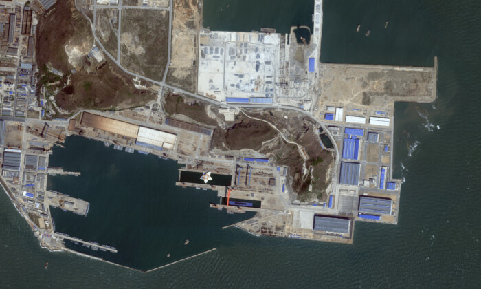 Un submarino de la Armada del Ejército Popular de Liberación se encuentra en dique seco en el puerto de Huludao en la provincia de Liaoning, China, el 3 de mayo de 2022. (Imagen capturada por Planet Labs PBC)
