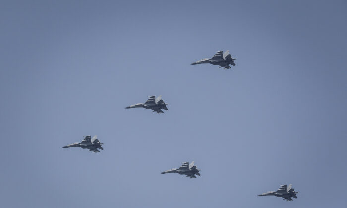 Aviones de la fuerza aérea del Ejército Popular de Liberación (EPL) de China vuelan en formación en Pekín el 1 de octubre de 2019. (Wang He/Getty Images)