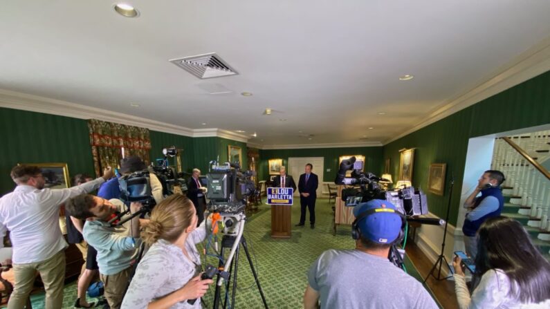 El candidato republicano a gobernador Lou Barletta habla en la Asociación de Fabricantes de Pensilvania en Harrisburg, Pensilvania, donde el candidato Jake Corman anunció que abandona la carrera y apoya a Barletta el 12 de mayo de 2022. (Cortesía de la campaña de Barletta)
