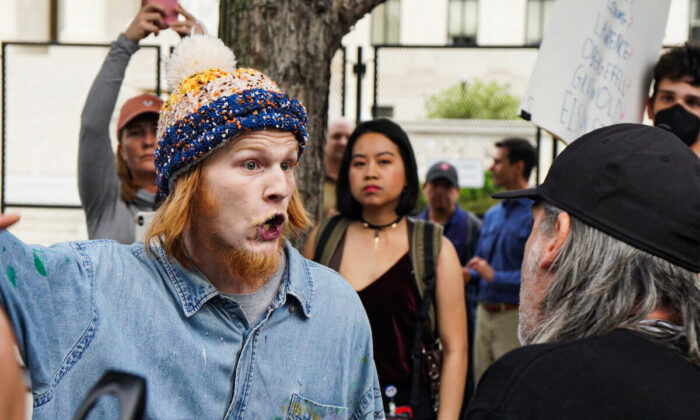 El manifestante proaborto Joseph Price le grita al manifestante provida Joe Green afuera de la Corte Suprema, el 5 de mayo de 2022. (Jackson Elliott/The Epoch Times)
