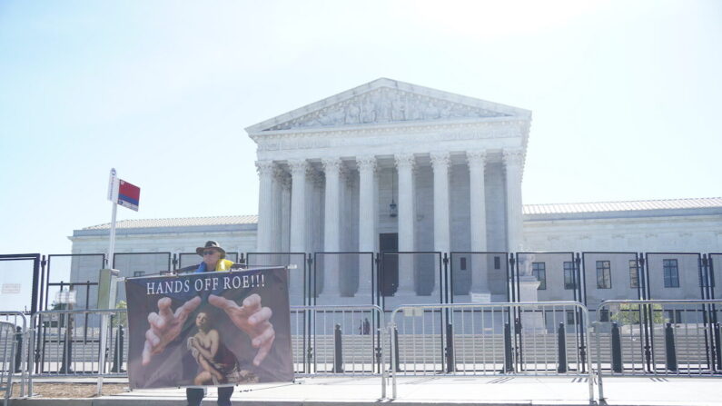 Una doble hilera de barricadas rodea la Corte Suprema de Estados Unidos en Washington, D.C. el 10 de mayo de 2022 (Jackson Elliott/The Epoch Times)
