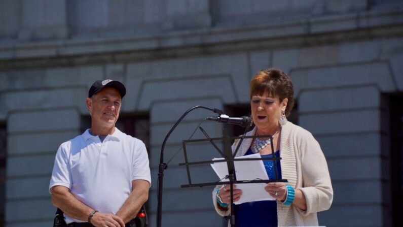 Jane Taylor Toal, presidenta de Ciudadanos por la Libertad con sede en el condado de Montgomery, hablando en la manifestación "Make Pennsylvania Godly Again" en Harrisburg, el 2 de mayo de 2022. (Steve Wen/The Epoch Times)
