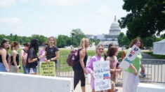 Activistas a favor del aborto se manifiestan con insultos ante la Corte Suprema