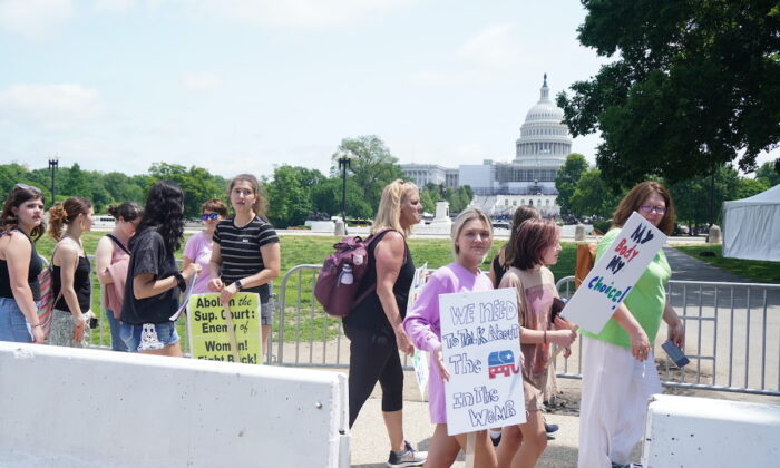 Adolescentes asisten a una protesta por el aborto frente al Capitolio de Estados Unidos en Washington, D.C. el 15 de mayo de 2022 (Jackson Elliott/The Epoch Times)