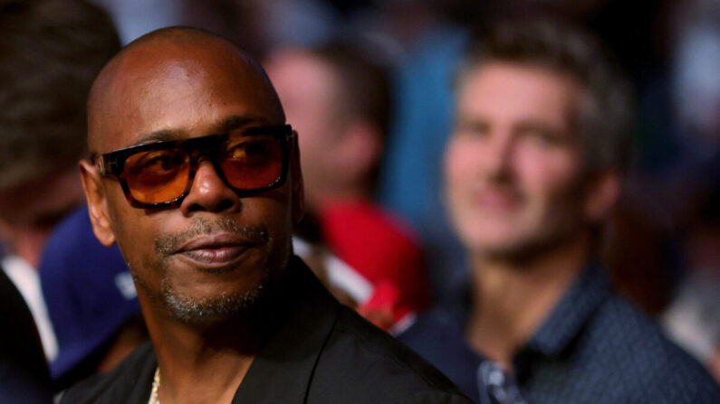 Dave Chappelle observa durante el combate UFC 264: Poirier v McGregor 3 en el T-Mobile Arena de Las Vegas, Nevada, el 10 de julio de 2021. (Stacy Revere/Getty Images)
