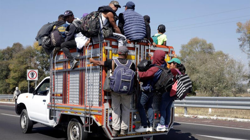 Autoridades mexicanas confirmaron este martes la muerte de ocho migrantes, entre ellos tres de Ecuador, dos de Cuba y uno más de Venezuela, tras un accidente carretero en Puebla, en el centro del país, donde además hay nueve heridos. EFE/Hilda Ríos/Archivo