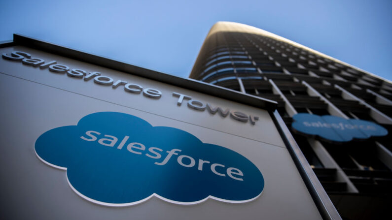 El logo de Salesforce se ve en la Torre Salesforce el 1 de diciembre de 2020 en San Francisco, California. (Stephen Lam/Getty Images)