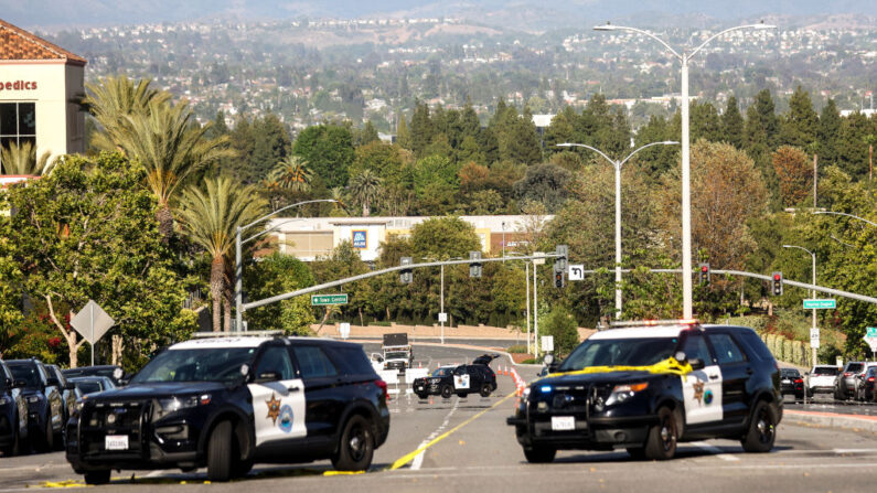Los vehículos de la policía están estacionados cerca de la escena de un tiroteo en la Iglesia Presbiteriana de Ginebra el 15 de mayo de 2022 en Laguna Woods, California (EE.UU.). (Mario Tama/Getty Images)