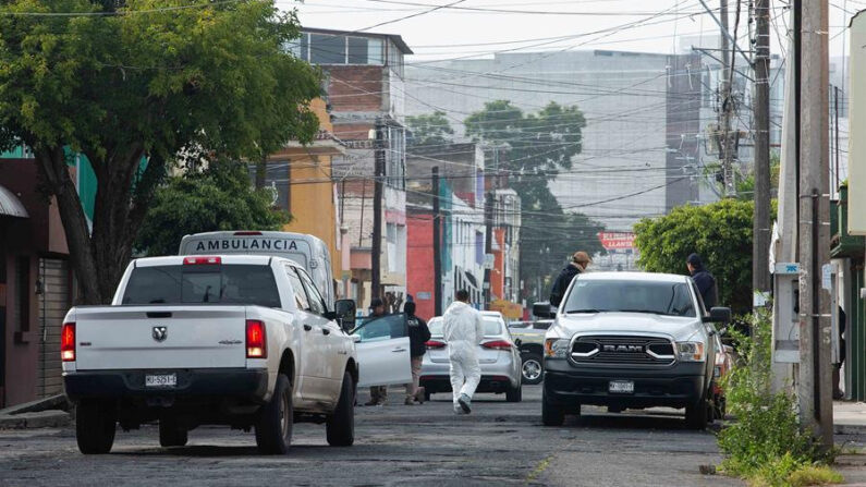 Peritos forenses laboran en la zona de un enfrentamiento en la ciudad de Morelia en el estado de Michoacán (México), imagen de archivo. EFE/Iván Villanueva