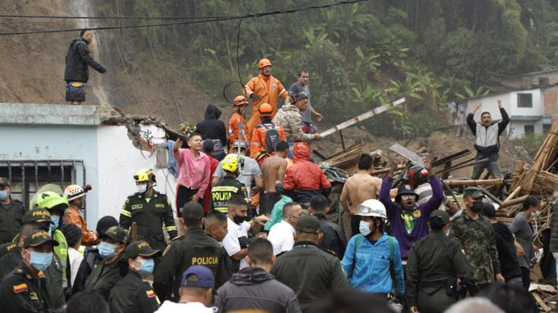 Autoridades y miembros de cuerpos de rescate trabajan en una zona afectada por un deslizamiento de tierra causado por las fuertes lluvias en Colombia, en una fotografía de archivo. EFE/Santiago Gaviria
