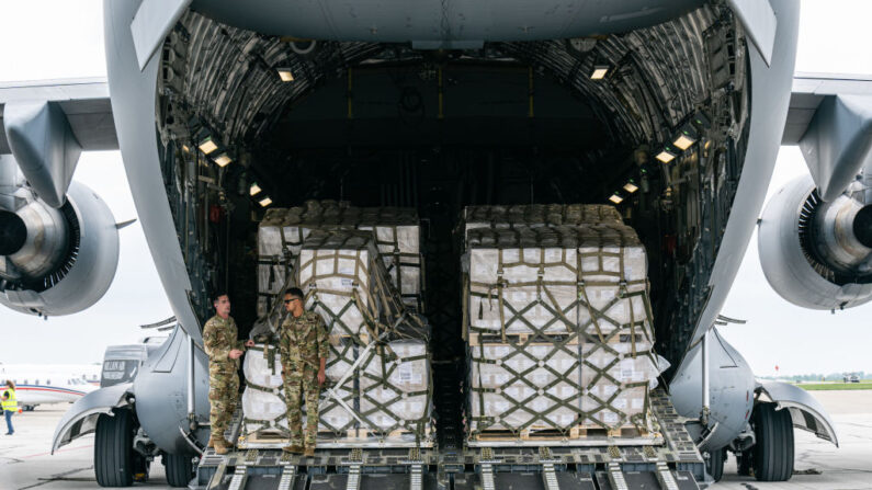Aviadores en el compartimento de carga de un C-17 de la Fuerza Aérea de EE.UU. que transporta 78,000 libras de fórmula infantil Alfamino y Alfamino Junior de Nestlé Health Science desde Europa en el aeropuerto de Indianápolis el 22 de mayo de 2022 en Indianápolis, Indiana (EE.UU.). (Jon Cherry/Getty Images)
