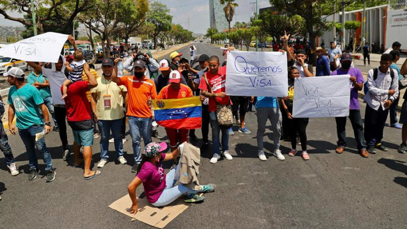 Varios migrantes bloquean una de las principales avenidas el 6 de mayo de 2022 en Tuxtla Gutiérrez, estado de Chiapas (México). EFE/ Carlos López