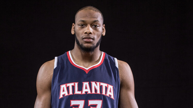 Adreian Payne #33 de los Atlanta Hawks posa para un retrato durante la sesión de fotos de novatos de la NBA 2014 en el MSG Training Center el 3 de agosto de 2014 en Tarrytown, Nueva York. (Nick Laham/Getty Images)