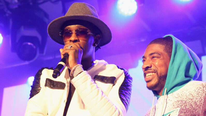 El rapero Young Thug (i) y DJ Holiday actúan en el escenario durante el PANDORA Discovery Den SXSW el 18 de marzo de 2016 en Austin, Texas. (iRachel Murray/Getty Images)