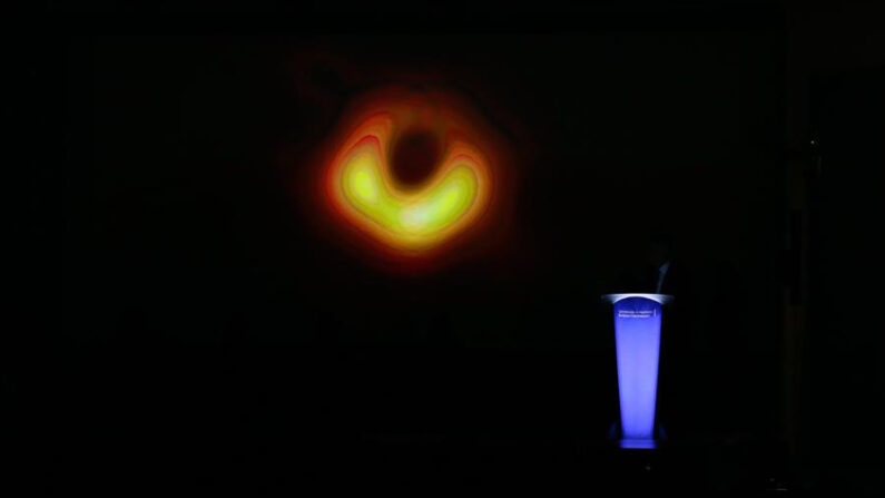 Foto de archivo de la primera imagen de un agujero negro, uno de los grandes misterios del universo, durante una rueda de prensa celebrada en la Comisión Europea, en Bruselas, Bélgica. EFE/ Stephanie Lecocq