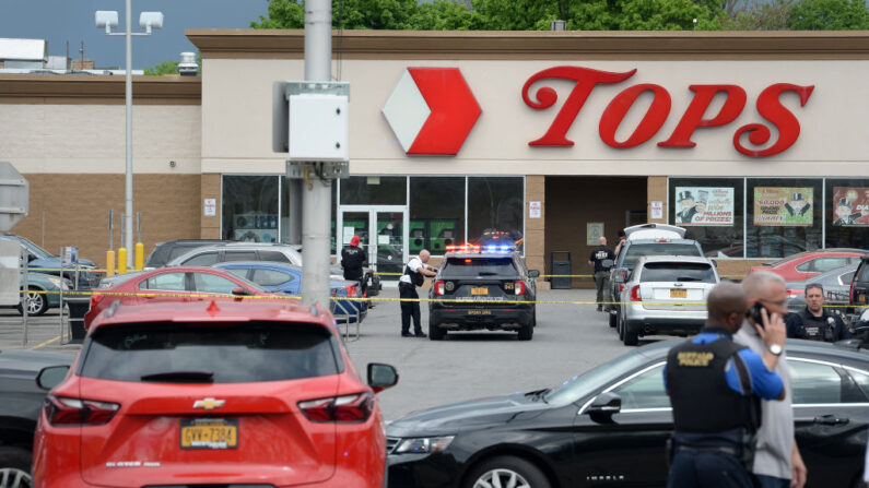 La policía de Búfalo en la escena de un Tops Friendly Market, en Búfalo, Nueva York, el 14 de mayo de 2022. Según los reportajes, al menos 10 personas murieron después de un tiroteo masivo en la tienda, el tirador está bajo custodia policial. (John Normile/Getty Images)