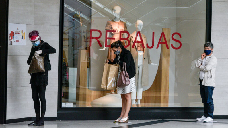 La gente hace fila guardando la distancia social para entrar a una tienda de ropa en el centro comercial Unicentro el 01 de julio de 2020 en Bogotá, Colombia. (Guillermo Legaria/Getty Images)