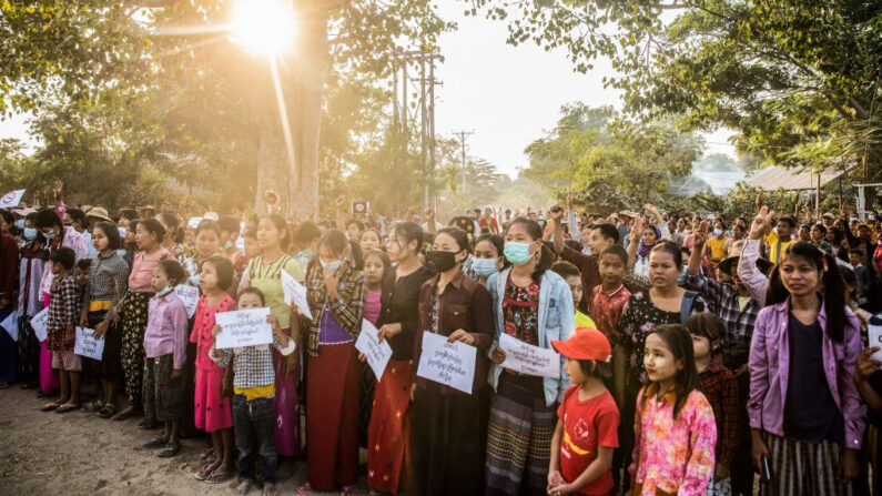 Esta foto tomada el 13 de febrero de 2022 muestra a los manifestantes que participan en una manifestación contra el golpe militar en el municipio de Ayadaw, en el distrito de Monywa, en la división Sagaing de Myanmar. (AFP vía Getty Images)