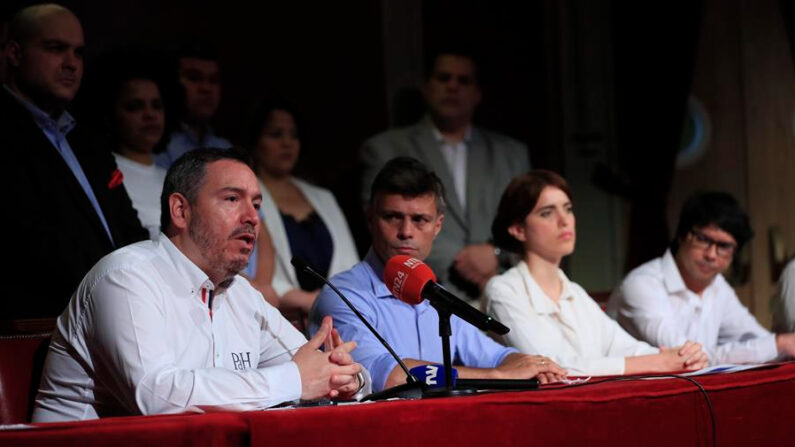 (De i a d) Los líderes opositores Santiago Urbina, de Nicaragua; Leopoldo López, de Venezuela; Carolina Barrero, de Cuba y Yunior García, de Cuba, durante una rueda de prensa el 20 de mayo de 2022 en Madrid (España). EFE/Fernando Alvarado