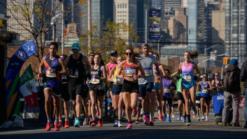 Los corredores compiten durante el Maratón de Nueva York TCS 2021 en Brooklyn, Nueva York, el 7 de noviembre de 2021. (Ed Jones/AFP vía Getty Images)