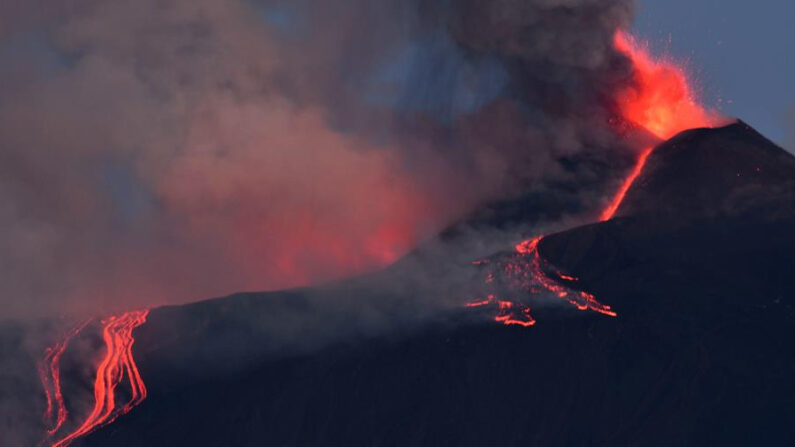 Fotografía de archivo del volcán Etna, en la isla italiana de Sicilia (sur). EFE/EPA/Orietta Scardino