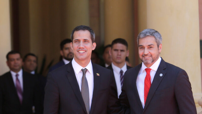 El líder opositor de Venezuela, Juan Guaidó (i), y el presidente de Paraguay, Mario Abdo Benítez, posan para los medios antes de una reunión el 1 de marzo de 2019 en Asunción, Paraguay. (Luis Vera/Getty Images)