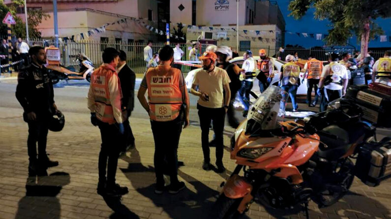 Tres personas murieron hoy jueves y otras cuatro resultaron heridas en un ataque en la ciudad de Elad, en el centro de Israel. Testigos en la escena del crimen, en esta ciudad de mayoría judía ultraortodoxa, vieron al menos a dos asaltantes, uno con un arma de fuego y otro con un hacha o cuchillo. EFE/United Hatzalah