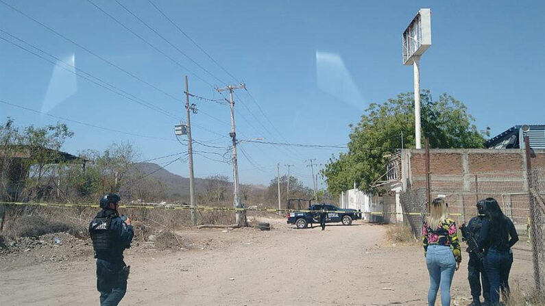 Policías estatales vigilan este jueves la zona donde fue asesinado el periodista Luis Enrique Ramírez en la ciudad de Culiacán, Sinaloa (México). EFE/Str 