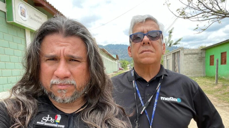 El periodista Camilo Loret de Mola y su camarógrafo, César Torero, en Honduras el miércoles 27 de abril de 2022. (VOA/Foto cortesía)