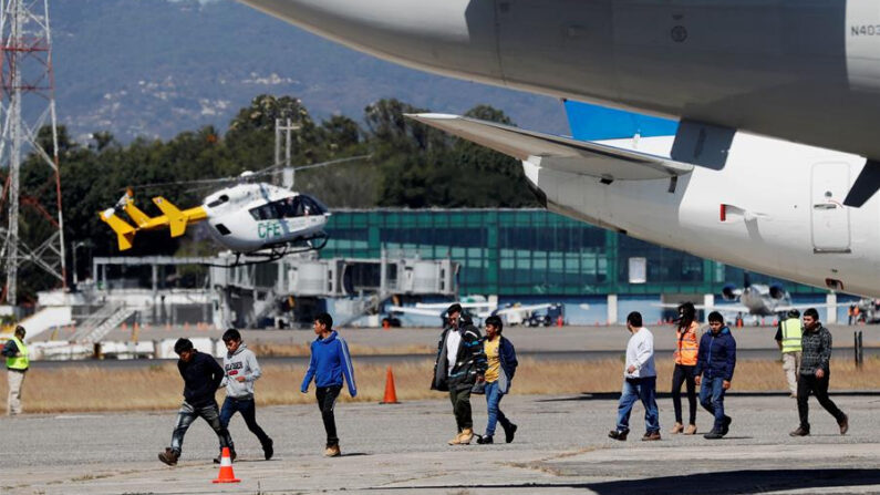 Migrantes bajan del avión que los trajo desde El Paso, Texas (EE.UU.), en una fotografía de archivo. EFE/Esteban Biba