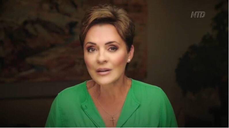 La expresentadora de noticias de Fox 10, Kari Lake, dijo que dejará su puesto el 2 de marzo de 2021. (Captura de pantalla vía rumble.com/KariLake)
