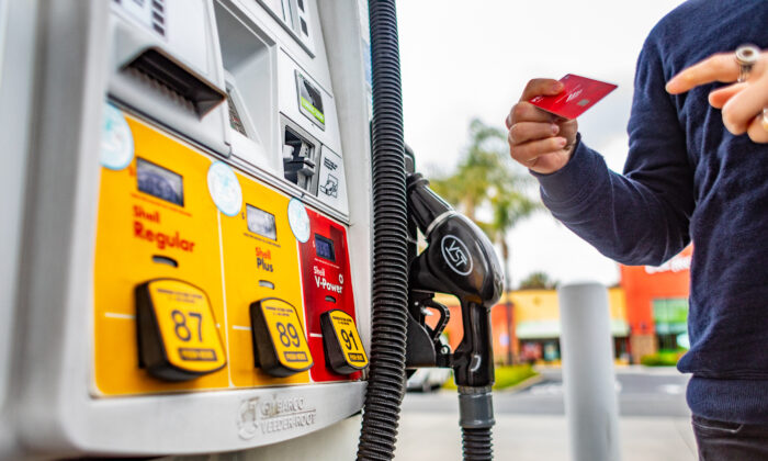 Un hombre carga gasolina en Irvine, California, el 1 de abril de 2022. (John Fredricks/The Epoch Times)