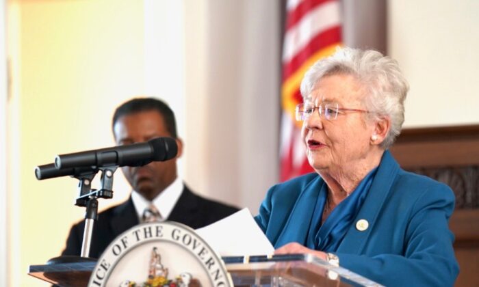 La gobernadora de Alabama, Kay Ivey, anuncia una orden estatal de confinamiento, el 3 de abril de 2020. (Oficina del Gobernador)
