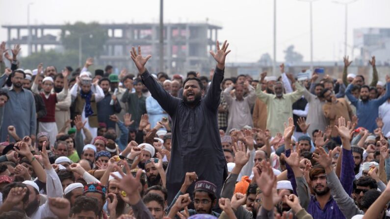 Simpatizantes del Tehreek-e-Labaik Pakistan (TLP), corean consignas durante una protesta en el puente bloqueado de Faizabad tras la decisión del Tribunal Supremo de absolver a la mujer cristiana Asia Bibi, en Islamabad el 1 de noviembre de 2018. (AAMIR QURESHI/AFP vía Getty Images)
